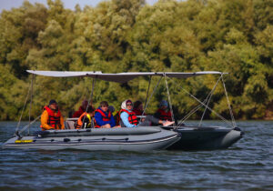 Grup de oameni pe catamaran